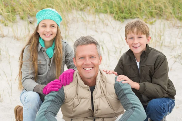 Padre e figli che si godono una giornata fuori — Foto Stock