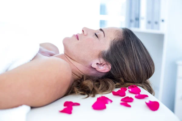 Mulher relaxante no spa — Fotografia de Stock