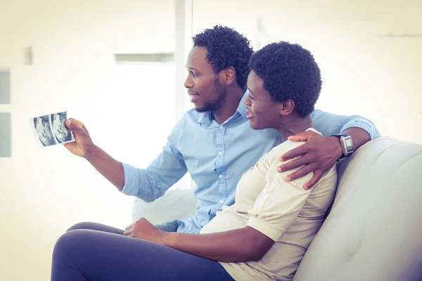 Marito che mostra foto a moglie incinta — Foto Stock