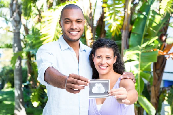 超音波検査を保持している妊娠中の妻を持つ夫 — ストック写真