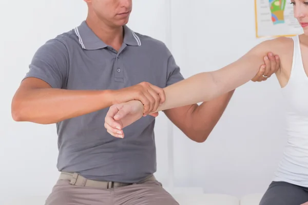 Médico estiramiento mujer brazo —  Fotos de Stock