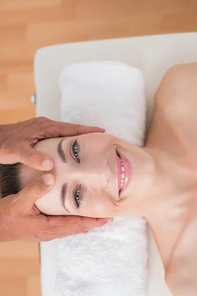 Mujer sonriente recibiendo masaje en la cabeza — Foto de Stock