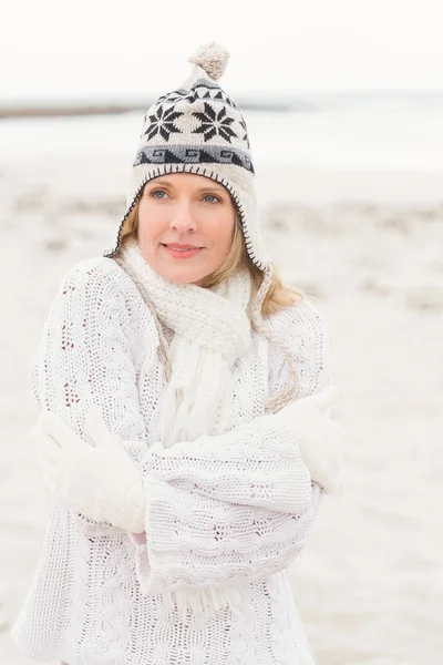 Lachende vrouw draagt een warme muts — Stockfoto