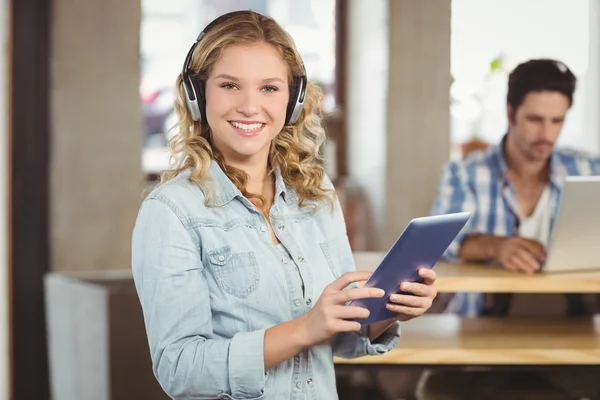 Mujer sosteniendo tableta digital —  Fotos de Stock