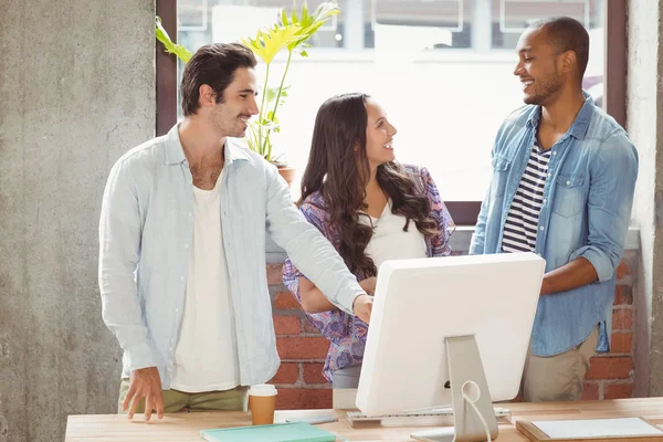 Geschäftsleute zeigen auf Computer — Stockfoto