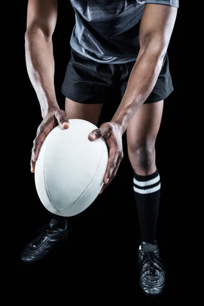 Atleta segurando bola de rugby — Fotografia de Stock
