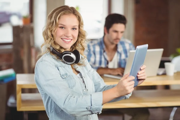 Leende kvinna anläggning tablet — Stockfoto