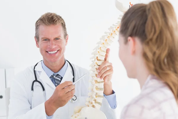 医生向病人解释解剖脊柱 — 图库照片