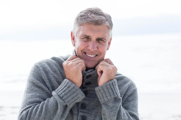 Homme debout à la plage — Photo