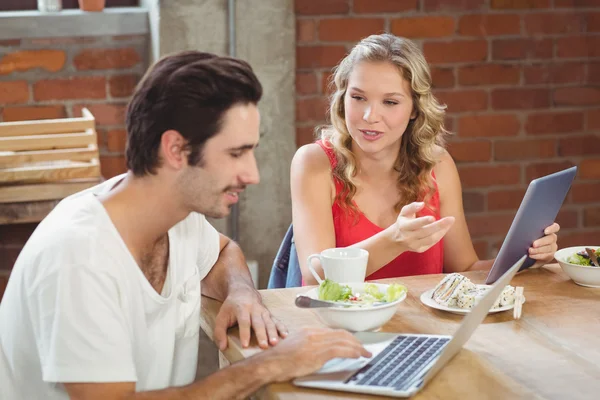 Mensen uit het bedrijfsleven bespreken over tabel in office — Stockfoto