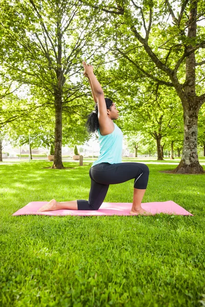 Ung kvinna gör yoga på matta — Stockfoto