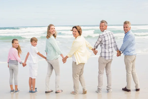 Família de várias gerações na praia — Fotografia de Stock