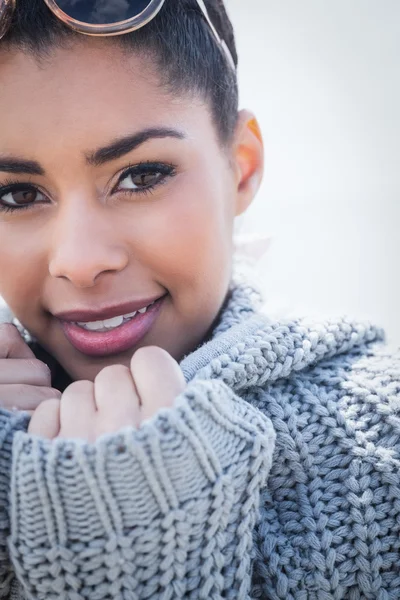 Frau trägt eine warme Strickjacke — Stockfoto