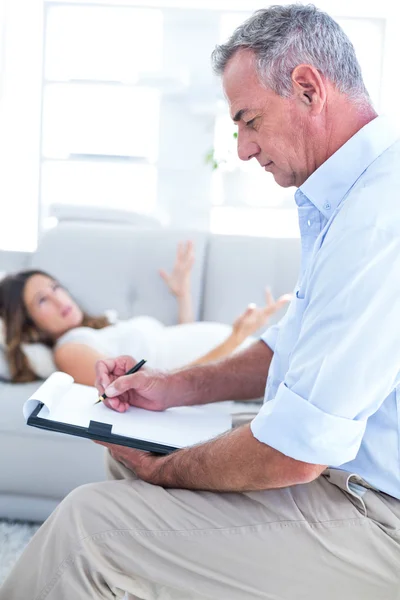 Scrittura psicoterapeuta su blocco note con paziente donna — Foto Stock