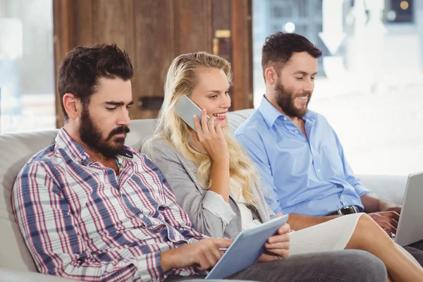 Vrouw praten over de telefoon — Stockfoto