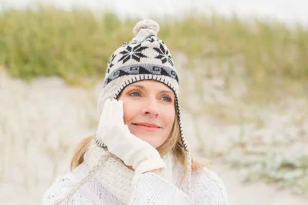 따뜻한 모자를 입고 웃는 여자 — 스톡 사진
