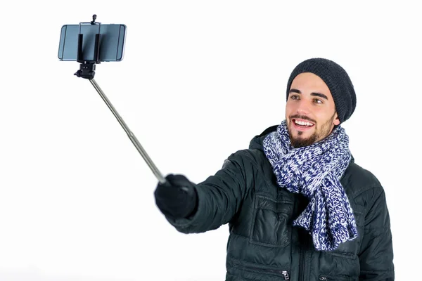 Homme barbu à l'aide d'un selfie stick — Photo