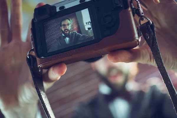 Hipster taking self portrait — Stock Photo, Image