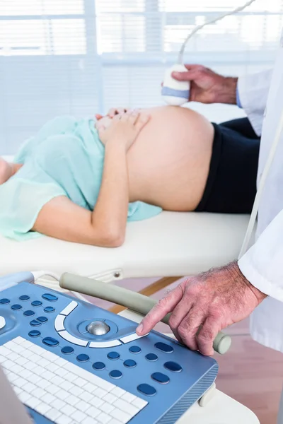 Médico masculino realizando una prueba de ultrasonido — Foto de Stock