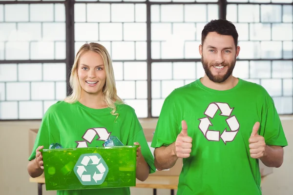 Voluntários alegres no símbolo de reciclagem — Fotografia de Stock