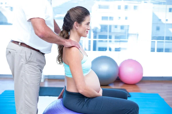 Woman helping pregnant woman — Stock Photo, Image