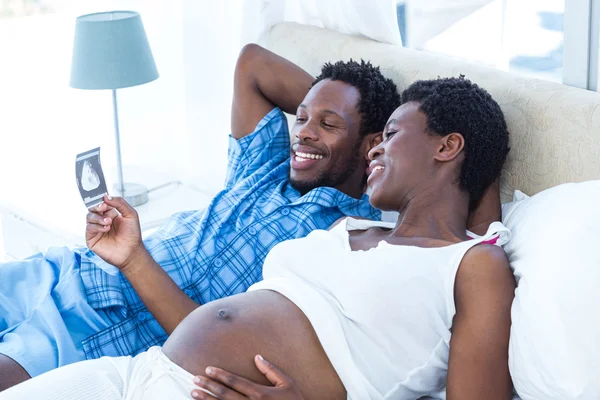 Vrouw kijken naar echografie — Stockfoto