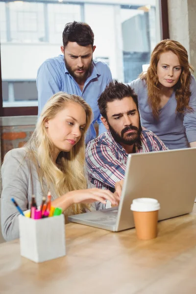 Affärskvinna som arbetar på bärbar dator — Stockfoto