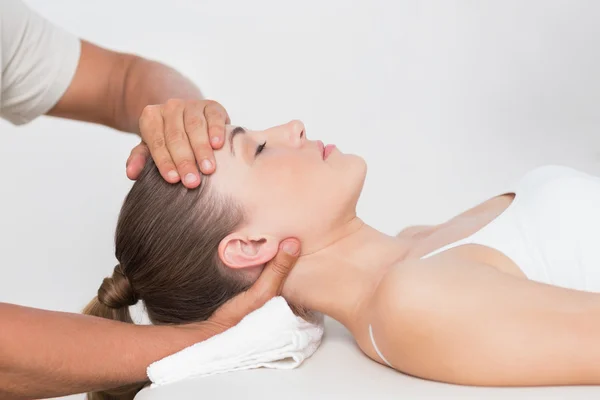 Femme recevant un massage du cou — Photo