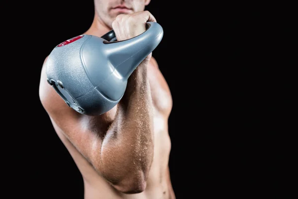 Shirtless man uit te werken met kettlebell — Stockfoto