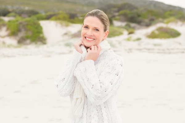 Lächelnde Frau am Strand — Stockfoto