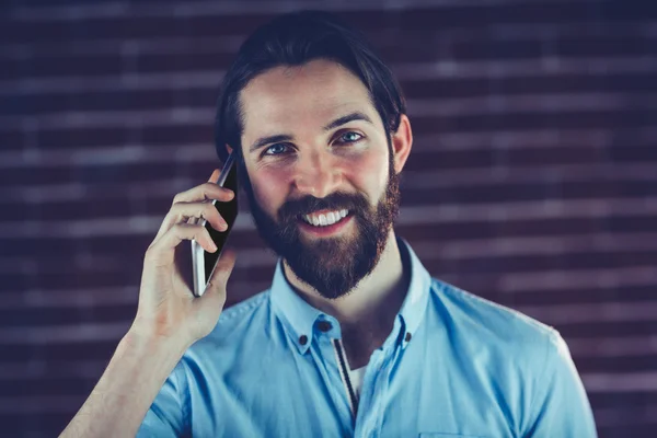 Lachende hipster gebruikend smartphone — Stockfoto