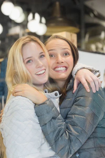 Zwei Freundinnen, die sich umarmen — Stockfoto