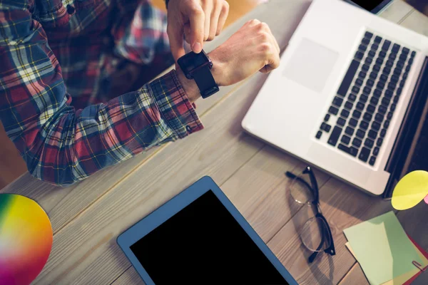 Üzletember, a laptop és grafikus digitalizáló tábla — Stock Fotó