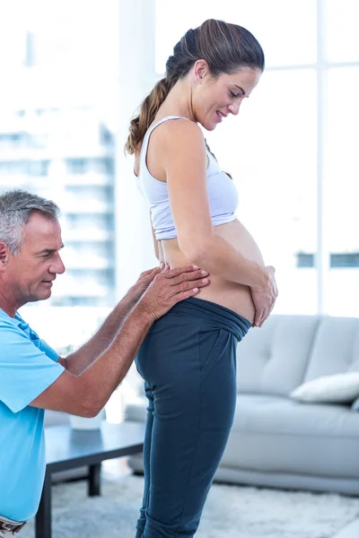 Mulher grávida recebendo massagem — Fotografia de Stock