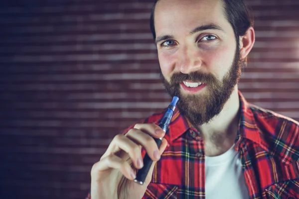 Homem com cigarro eletrônico — Fotografia de Stock