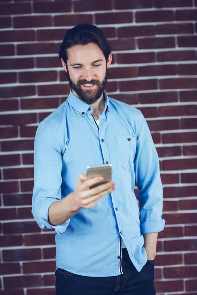 Glimlachende Man gebruikend Smartphone — Stockfoto