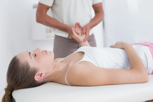 Fizyoterapist el masaj yapıyor — Stok fotoğraf