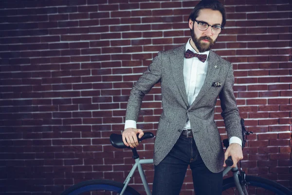 Homem elegante com bicicleta — Fotografia de Stock