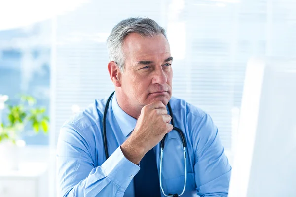 Médico varón reflexivo en el hospital — Foto de Stock