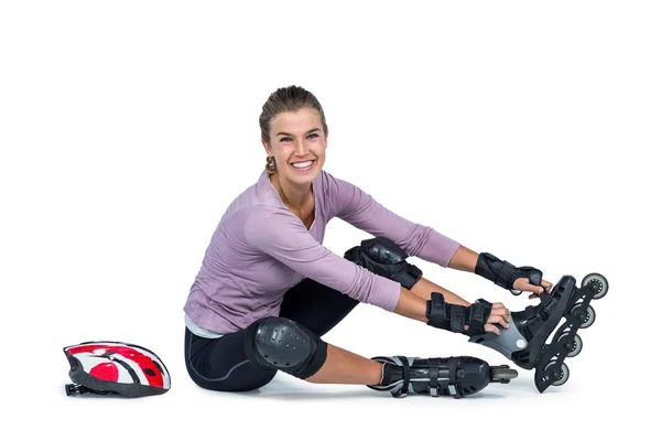 Retrato de mulher feliz vestindo patins em linha — Fotografia de Stock