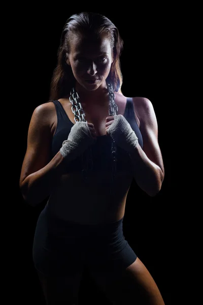 Retrato de mujer luchadora sosteniendo la cadena alrededor del cuello — Foto de Stock