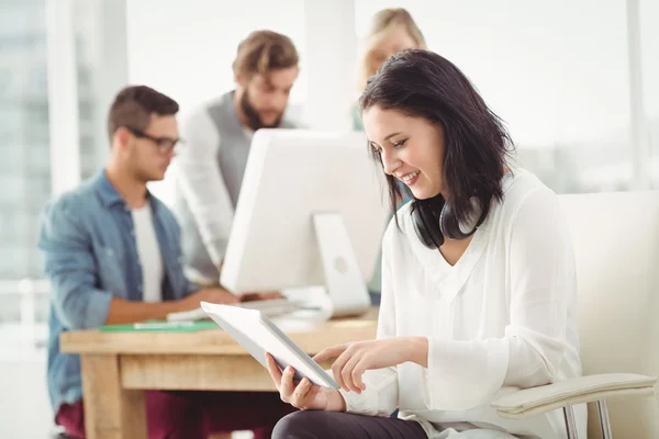 Mujer feliz con auriculares usando tableta digital — Foto de Stock