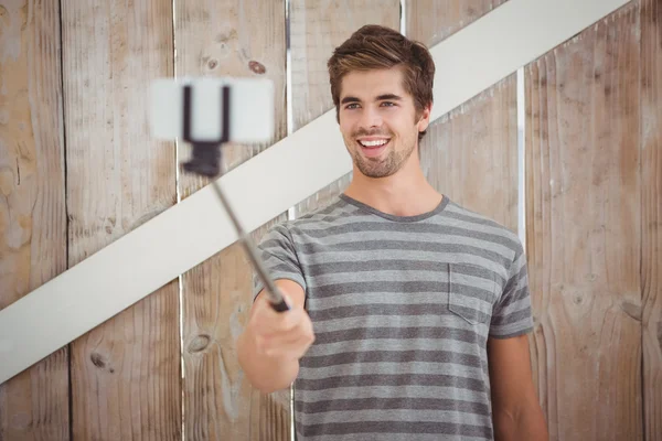 Gelukkig man nemen selfie — Stockfoto