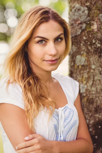 Portrait de belle femme aux bras croisés — Photo