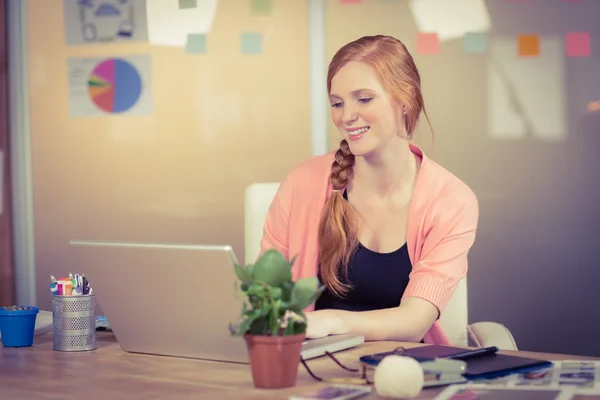 Wanita pengusaha bahagia yang bekerja di kantor. — Stok Foto