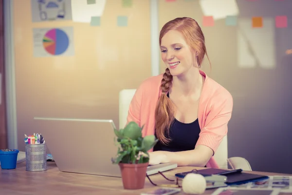 Heureuse femme d'affaires travaillant au bureau — Photo