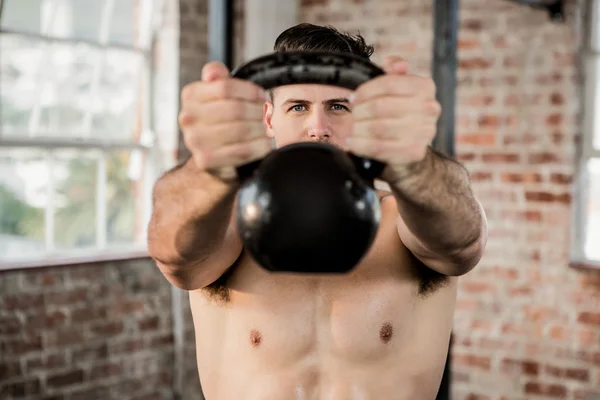 Porträtt av man håller kettlebell — Stockfoto