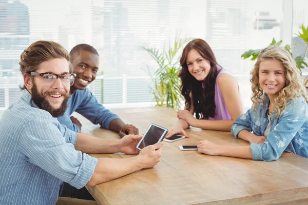 Zakelijke professionals met behulp van technologie — Stockfoto