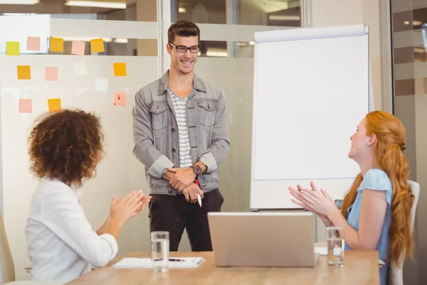 Vrouwelijke collega's waarderen zakenman — Stockfoto