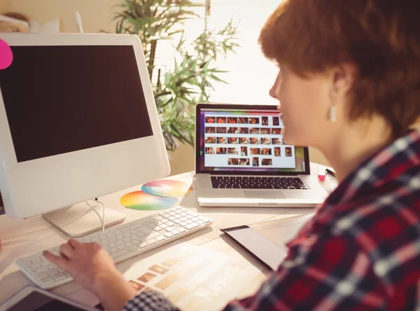 Grafisch ontwerper werkt op zijn computer — Stockfoto